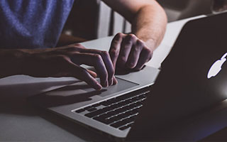 kaiyun平台-皇马大巴前往伯纳乌时，有一名裸男从大巴前跑过